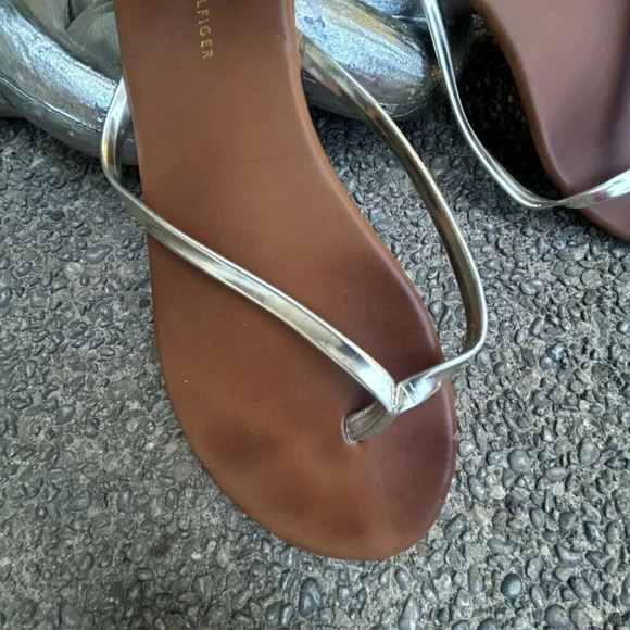 Tommy Hilfiger Gold Flip Flops Thongs Size 7 Medium - Picture 4 of 7
